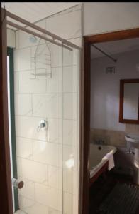 Ένα μπάνιο στο 2 Bedroom Cottage by ARPA Hospitalities