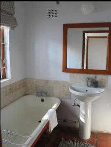 Ένα μπάνιο στο 2 Bedroom Cottage by ARPA Hospitalities +7 φωτογραφίες