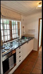 Η κουζίνα ή μικρή κουζίνα στο 2 Bedroom Cottage by ARPA Hospitalities