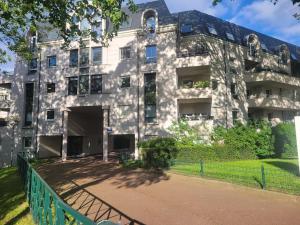 - un grand bâtiment en pierre avec une porte devant dans l'établissement Appartement moderne 2 chambres, à Saint-Maurice