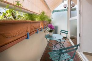 mały stół i krzesło na balkonie z roślinami w obiekcie Zaccardi Roof Garden w Rzymie