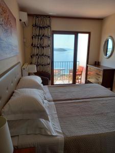 เตียงในห้องที่ Poseidon villa m ammos