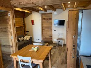ein Wohnzimmer mit einem Tisch und einem Sofa in der Unterkunft monolocale incantevole in Sordevolo