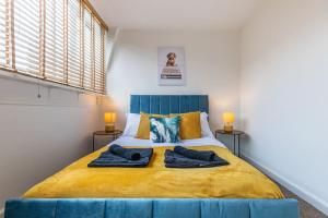 ein Schlafzimmer mit einem blauen Bett mit zwei Kissen darauf in der Unterkunft Central Winchester Apartment with Free Parking Sleeps 6 in Winchester