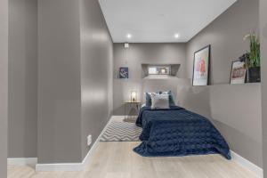 1 dormitorio con 1 cama con manta azul en Moderne i lukseriøst område - Supersentralt -6 stk, en Oslo