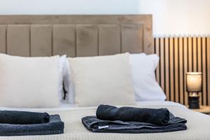 Llit o llits en una habitació de Central Winchester Apartment with Free Parking Sleeps 6