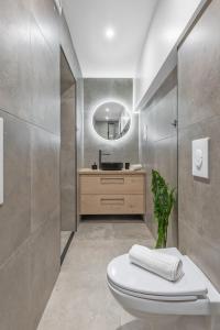 y baño con aseo y lavamanos. en Moderne i lukseriøst område - Supersentralt -6 stk, en Oslo