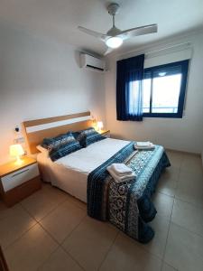 Un dormitorio con una cama grande y una ventana en Alicante Mar, en Alicante