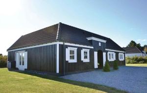 una representación de una casa en blanco y negro en Modern Cottage Close To The Beach, en Vejby