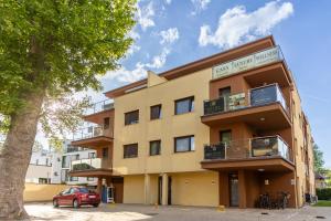 Budova, v ktorej sa apartmánový hotel nachádza