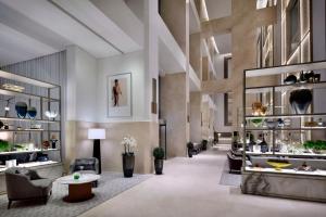 un accès au hall d'un bâtiment dans l'établissement Kempinski Central Avenue Dubai, à Dubaï