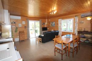 ein Wohnzimmer mit einem Tisch und einem Sofa in der Unterkunft Gasgol11 - Golfe de St-Tropez - Chalet dans coin de verdure in Gassin
