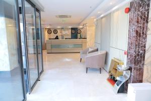 ِAluya Hotel في جدة: غرفة بها مكتب وكرسي في غرفة
