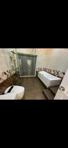 ein Badezimmer mit einem WC, einem Waschbecken und einer Badewanne in der Unterkunft Villa for rent in Tra Vinh City in Xóm Vàng