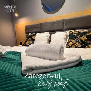 Postel nebo postele na pokoji v ubytování Seven Hotel Bytom - Katowice