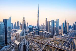 uma grande cidade com muitos edifícios altos e auto-estradas em Kempinski Central Avenue Dubai em Dubai