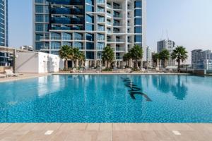 uma grande piscina numa cidade com edifícios altos em GuestReady - Relaxing retreat in Business Bay em Dubai