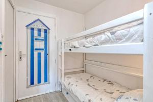 Ένα ή περισσότερα κρεβάτια σε δωμάτιο στο Appartement avec balcon