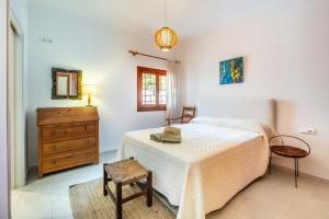 um quarto com uma cama e uma cómoda em Can Joan Durban em Sant Joan de Labritja