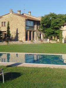 a house with a swimming pool in front of it at Agriturismo Sambuco in Pastrengo