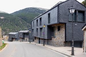 a row of buildings on the side of a street at AndBnB I Refugio sobre el Río, Esquí y Parking gratis in Ransol