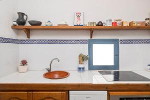 Kuchyňa alebo kuchynka v ubytovaní Casa Marina - Califa Casas Vejer + 12 fotografií