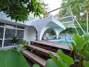 una casa con piscina y escalera en SOHO STAY, en Kuala Terengganu