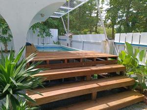 un patio con una mesa y una piscina en SOHO STAY, en Kuala Terengganu