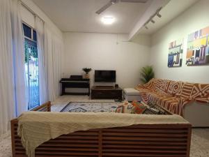 sala de estar con sofá y TV en SOHO STAY, en Kuala Terengganu