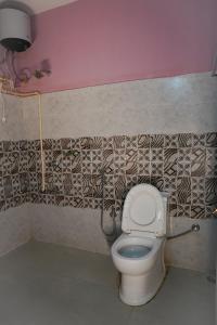 een badkamer met een toilet in een kamer bij Yellow Sapphire, Premium Sikkimese Homestay in Gangtok