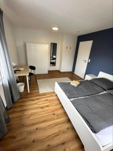 1 dormitorio con cama, mesa y escritorio en Doppelzimmer 1 - neu renoviert en Dinkelsbühl