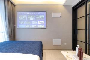 Ein Bett oder Betten in einem Zimmer der Unterkunft 岗厦轻居-深圳福田会展中心岗厦地铁站店