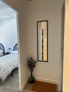 um espelho numa parede ao lado de um quarto em Apartamentos Vernia Ontinyent em Ontinyent