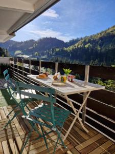 - une table et des chaises sur une terrasse avec vue dans l'établissement Moho des Oursons - Pistes de ski à 450m, à La Bresse