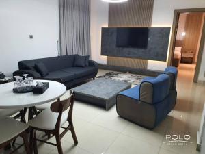 sala de estar con sofá y mesa en Polo Grand Hotel, en Maiduguri