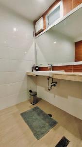 y baño con lavabo y espejo. en Whole 3-storey house right in the local community. en Bangkok