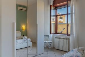 een kamer met een slaapkamer met een raam en een bed bij Sorrento Main Road Apartment in Sorrento