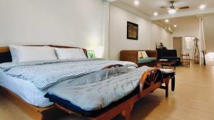 1 dormitorio con 1 cama grande en una habitación en Whole 3-storey house right in the local community. en Bangkok