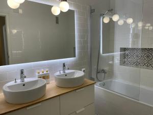 Koupelna v ubytování EPIS - large luxury apartment with sea view