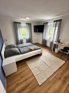 una camera con letto, tavolo e TV di Doppelzimmer 2 - neu renoviert a Dinkelsbühl