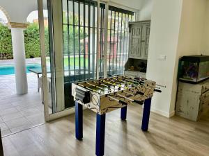 una mesa con botellas de vino en una habitación en Villa Alamos Jerez I Piscina Salada Climatizada I BBQ I Jardines I 850m2, en Jerez de la Frontera