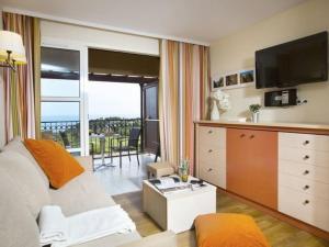 TV a/nebo společenská místnost v ubytování Superbe Duplex Cap Esterel VUE MER