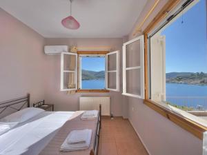 瓦錫的住宿－Porto Vista III，一间卧室设有一张床和一个大窗户