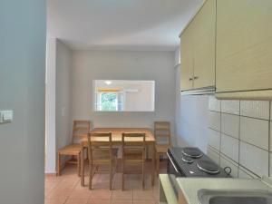 瓦錫的住宿－Porto Vista III，厨房以及带桌椅的用餐室。
