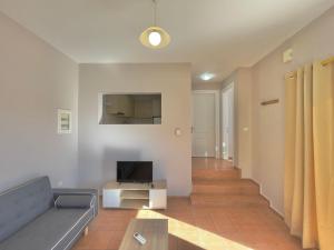 瓦錫的住宿－Porto Vista III，带沙发和电视的客厅