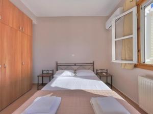 瓦錫的住宿－Porto Vista III，一间卧室配有一张带白色床单的床和一扇窗户。