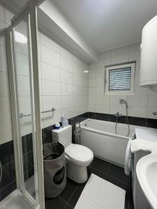 Un baño con inodoro, bañera y lavabo. en Apartment Del Mar, en Novi Vinodolski 18 fotos más