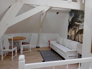- un salon avec un canapé blanc et une table dans l'établissement Le 304 Douai, à Douai