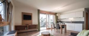 A kitchen or kitchenette at Hotel Belvedere - Fine Dining, Hideaway & SPA