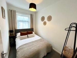 Postel nebo postele na pokoji v ubytování Spacious two bedroom flat in Barry
